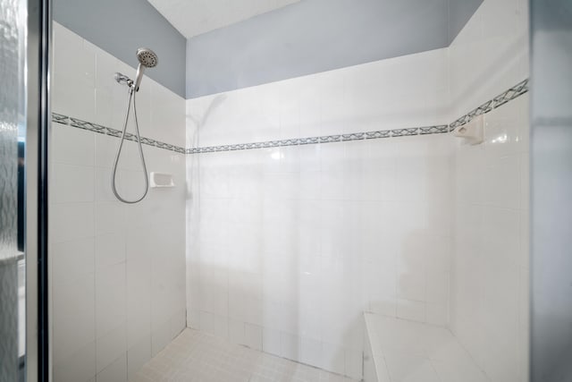 bathroom featuring a tile shower