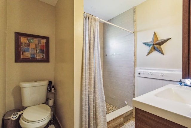 bathroom with a shower with shower curtain, vanity, and toilet