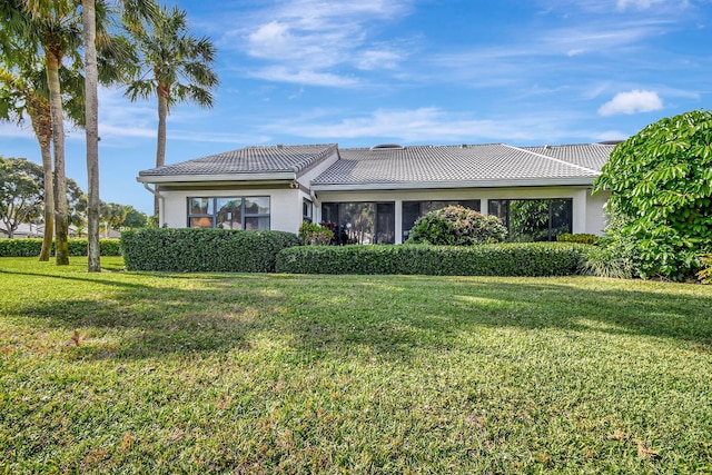 view of front facade featuring a front lawn