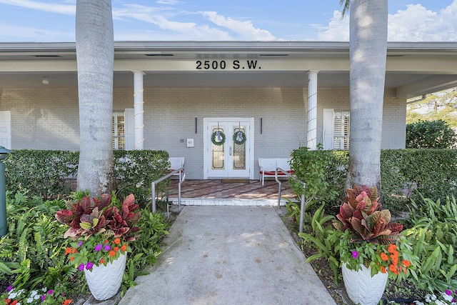 property entrance featuring a porch