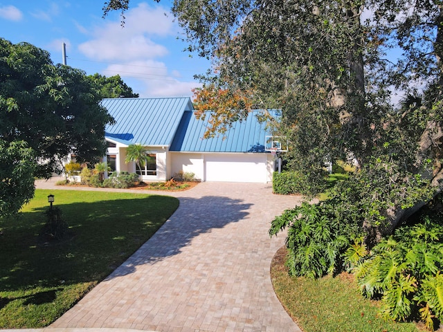 view of front of property featuring a front yard and a garage