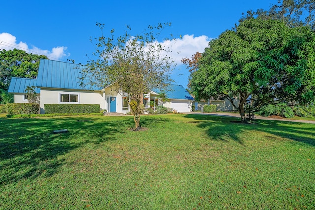 view of yard with a garage