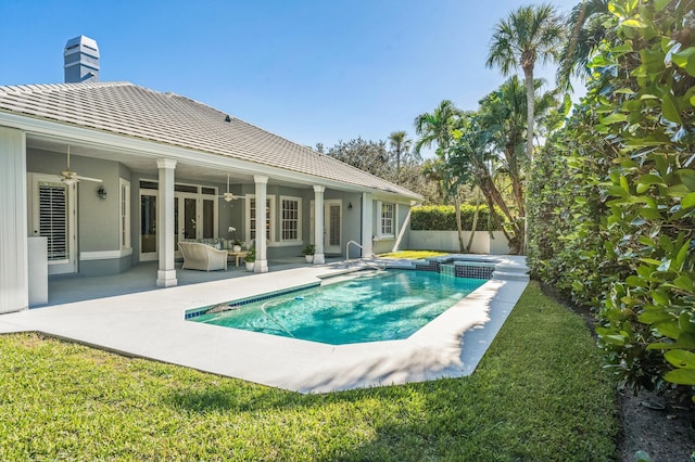 view of pool featuring outdoor lounge area, an in ground hot tub, ceiling fan, and a patio area