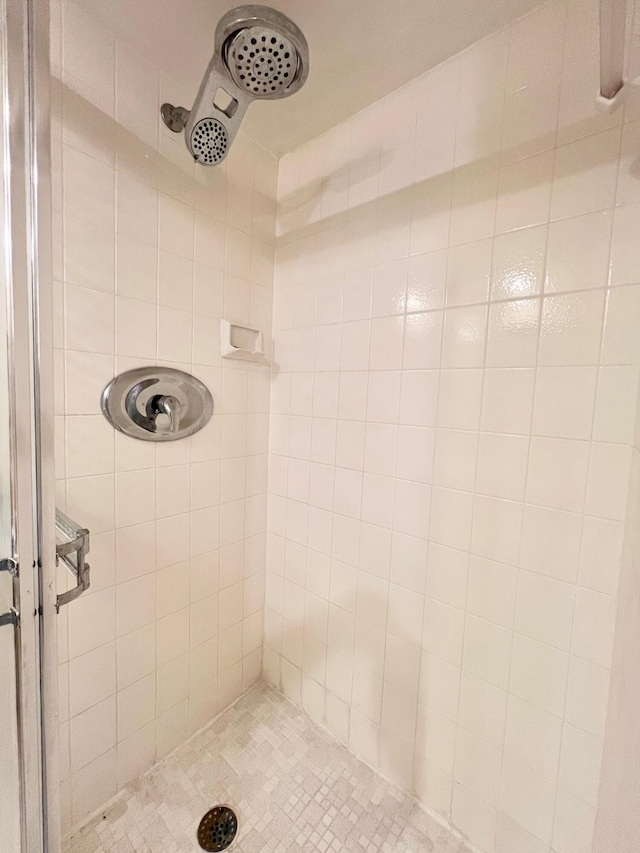 bathroom featuring tiled shower