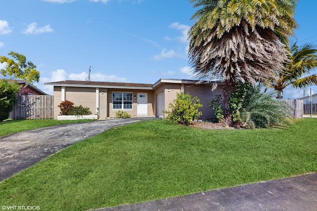 ranch-style home featuring a front lawn