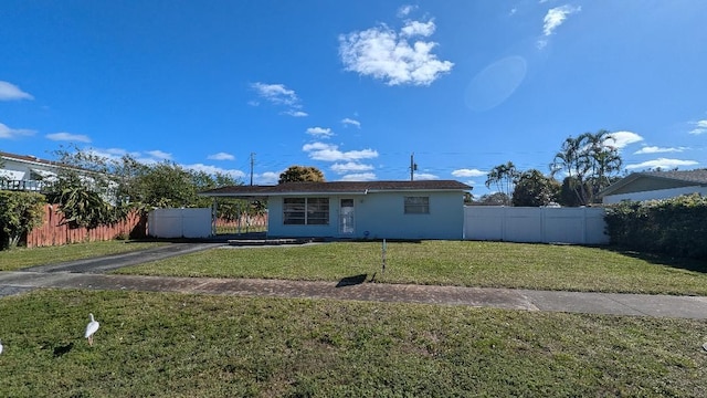 view of front of home featuring a front yard