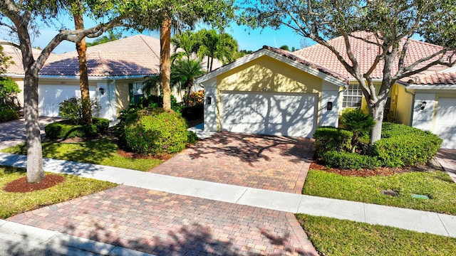 view of front facade featuring a garage