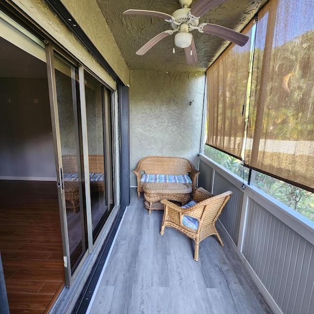 sunroom with ceiling fan