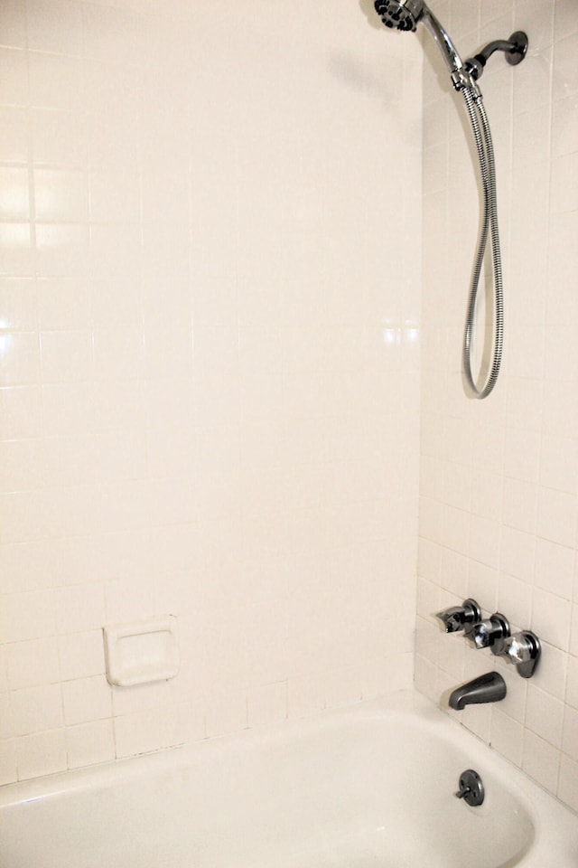 bathroom featuring tiled shower / bath combo