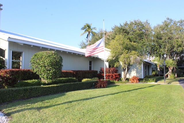 view of front facade featuring a front yard