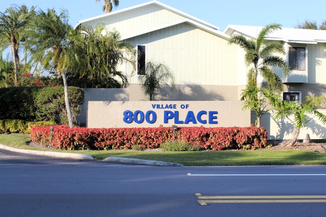 community sign featuring a yard