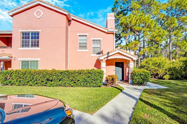 view of front of property featuring a front yard