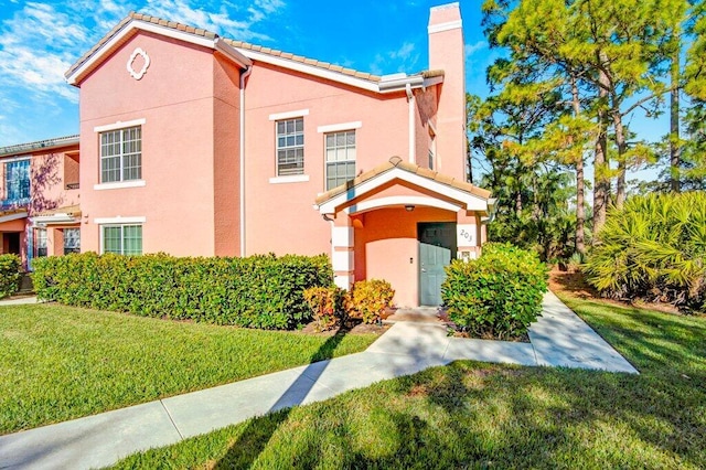 view of front of property featuring a front lawn