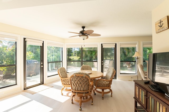 sunroom with ceiling fan