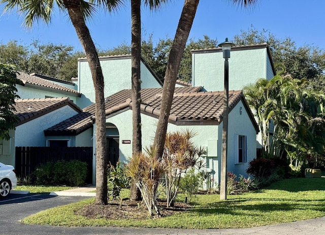 view of front of property featuring a front yard