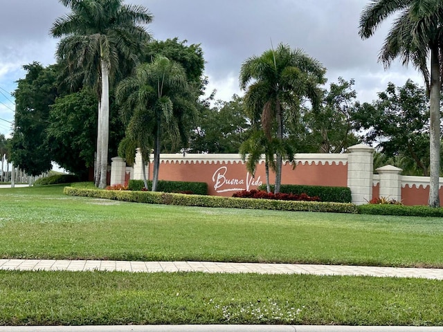 community / neighborhood sign featuring a yard