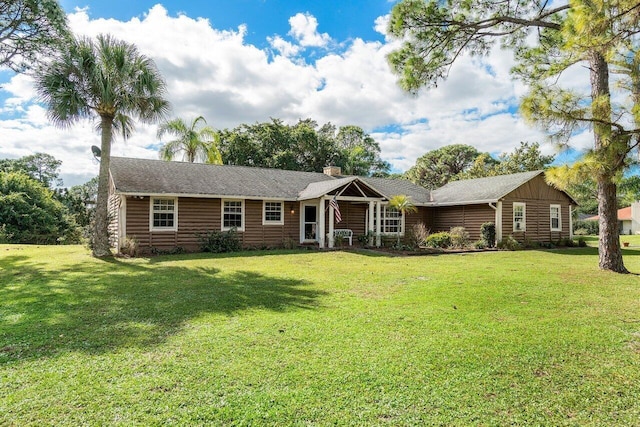 view of front of house featuring a front lawn