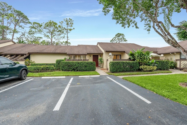 view of front facade with a front yard