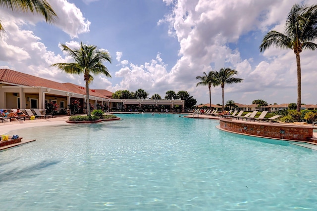 view of swimming pool