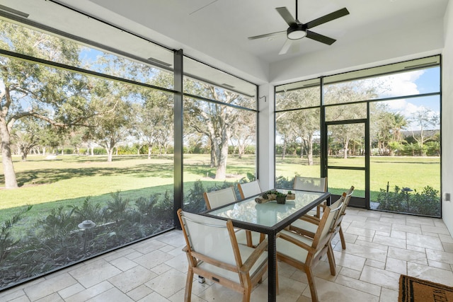 sunroom with ceiling fan