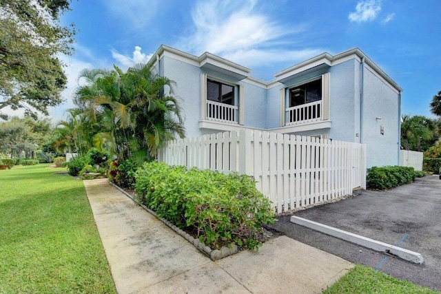 view of front of house featuring a front lawn