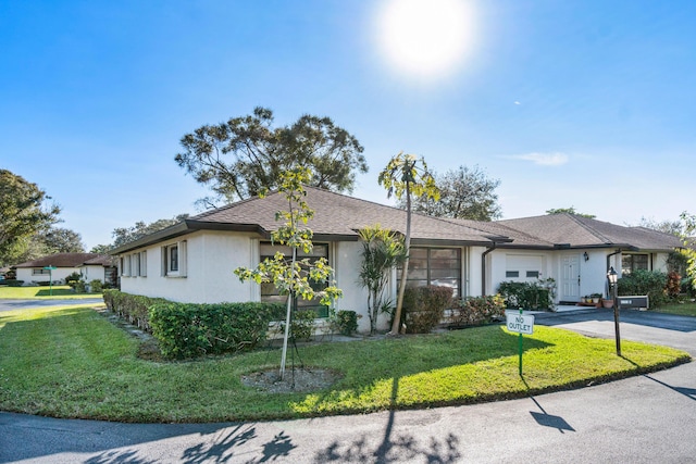 single story home with a front yard