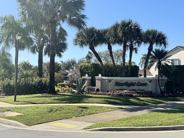 community sign featuring a yard