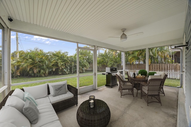 sunroom with ceiling fan