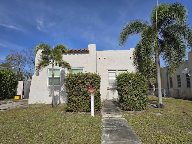 view of front of house with a front lawn