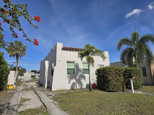 view of side of property featuring a yard