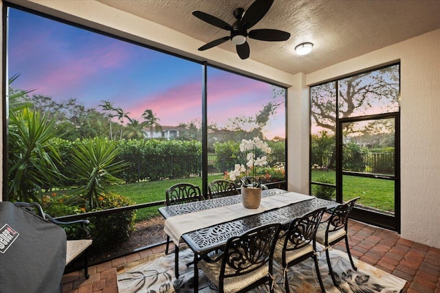 sunroom with ceiling fan