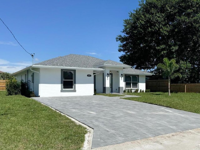 ranch-style home featuring a front lawn