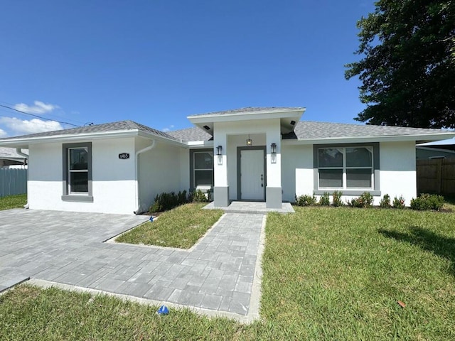 view of front of property featuring a front lawn