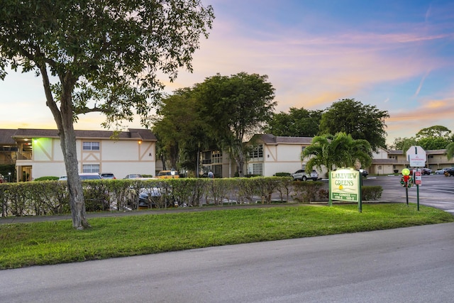 view of front facade with a lawn