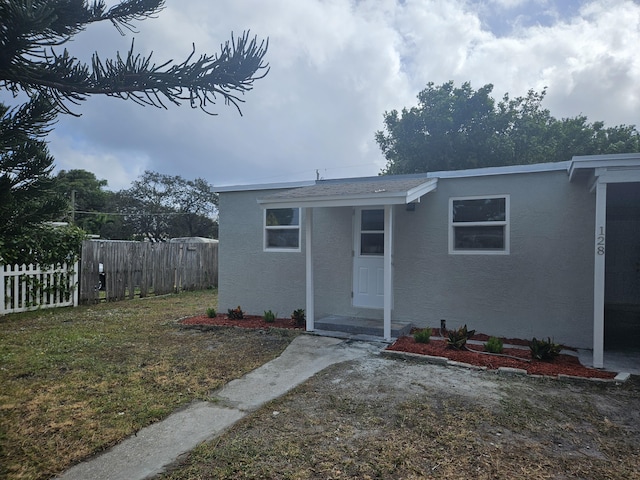 view of front of house featuring a front yard