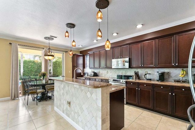 kitchen with stainless steel electric range, a center island with sink, crown molding, and decorative light fixtures