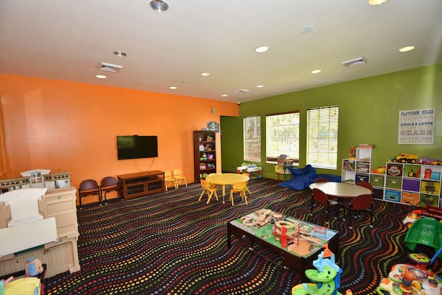 recreation room with carpet flooring