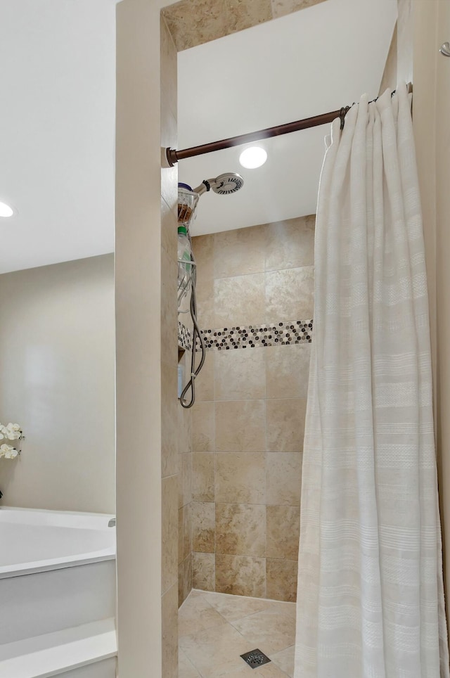 bathroom featuring a shower with shower curtain