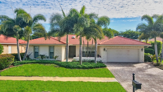 view of front of property featuring a front yard and a garage