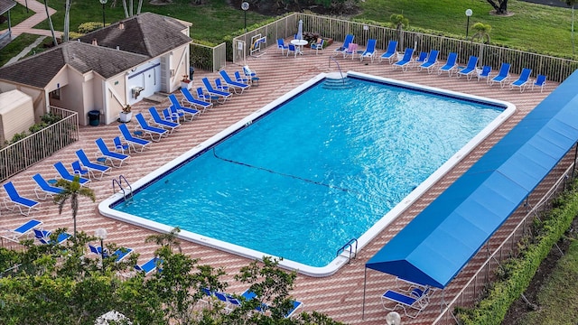 view of swimming pool