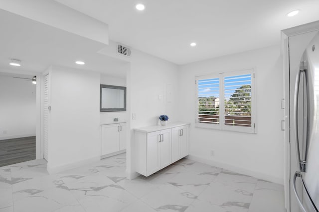 bathroom featuring ceiling fan