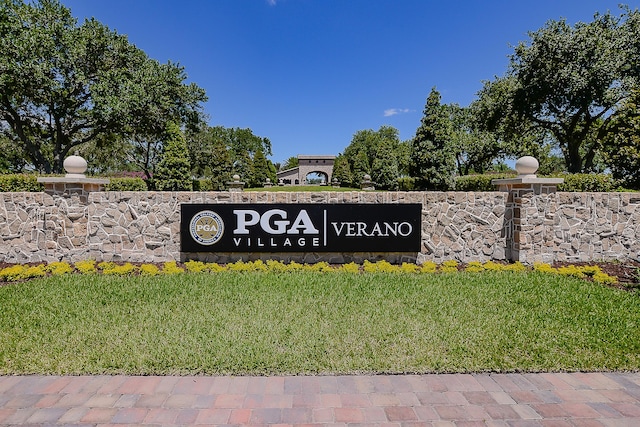 community / neighborhood sign featuring a lawn