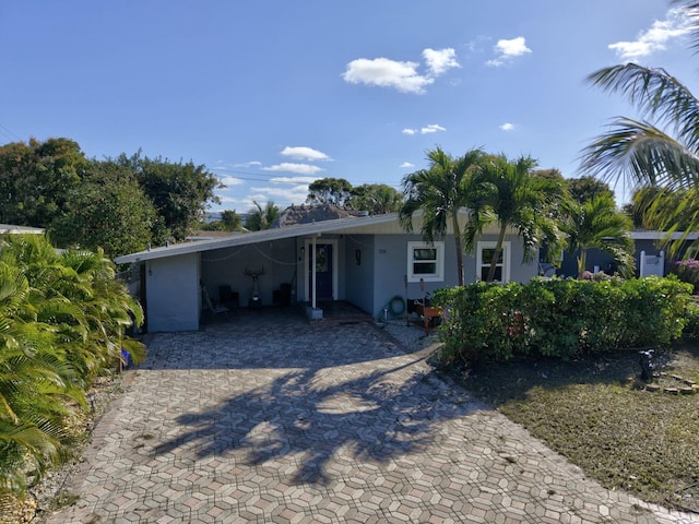 single story home with a carport