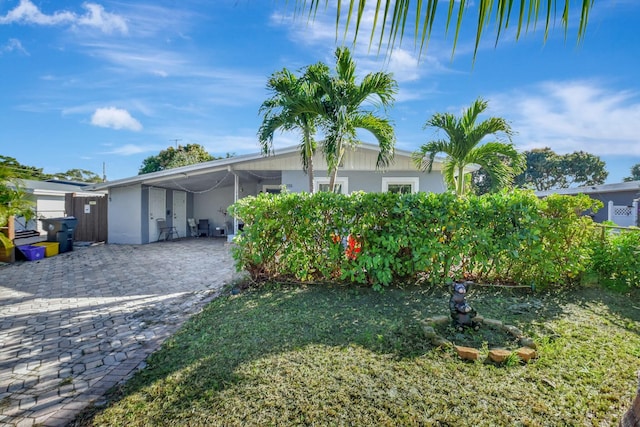 view of front facade featuring a front lawn