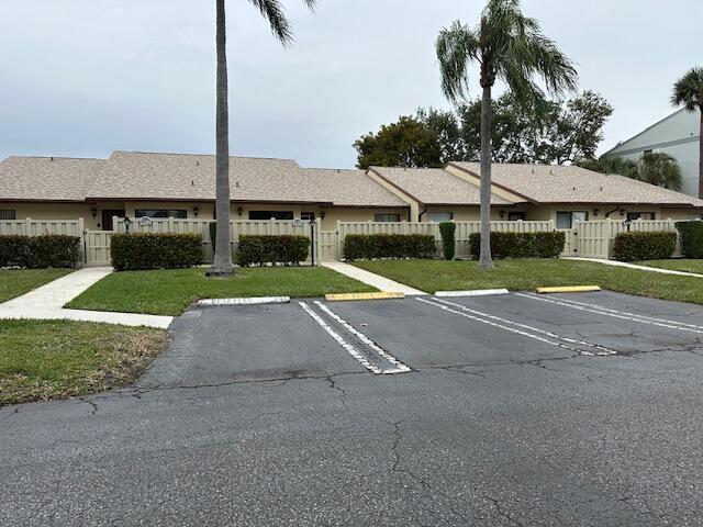 exterior space featuring a front yard