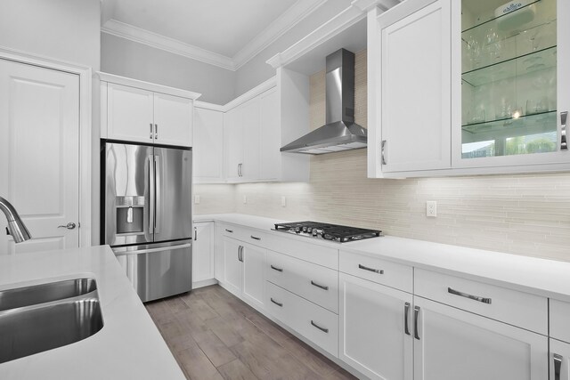 details featuring sink, pendant lighting, and an inviting chandelier