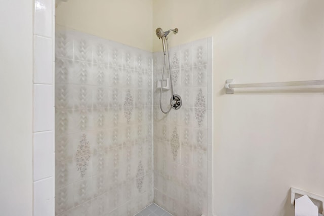 bathroom featuring tiled shower