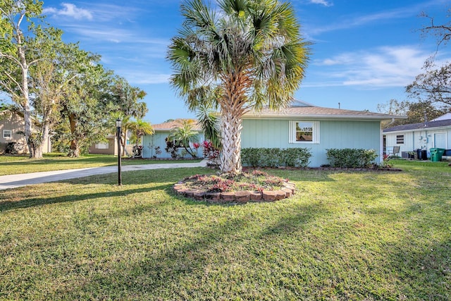 ranch-style house featuring a front lawn