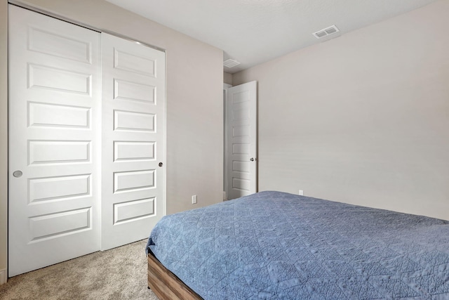 bedroom featuring carpet flooring and a closet