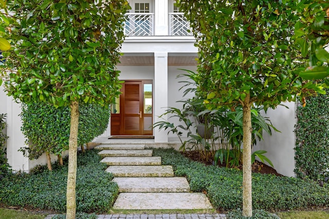 entrance to property featuring a balcony